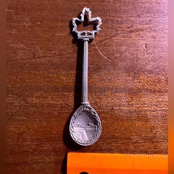 Niagara Falls Canada collectible spoon with leaf topper - Picture 3 of 4